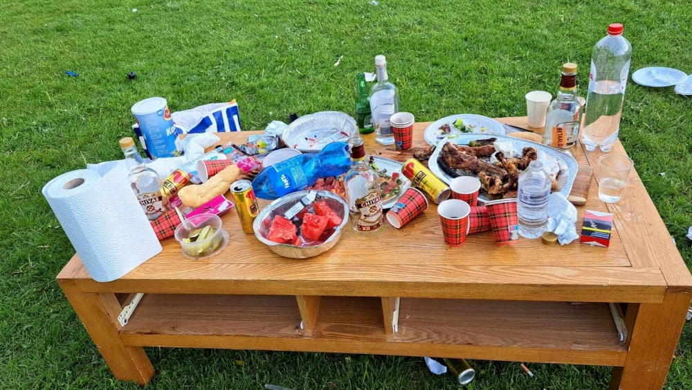 Afgekloven kippenpootjes, drankflessen en een tafel: Maasboulevard toegetakeld na barbecueweekend
