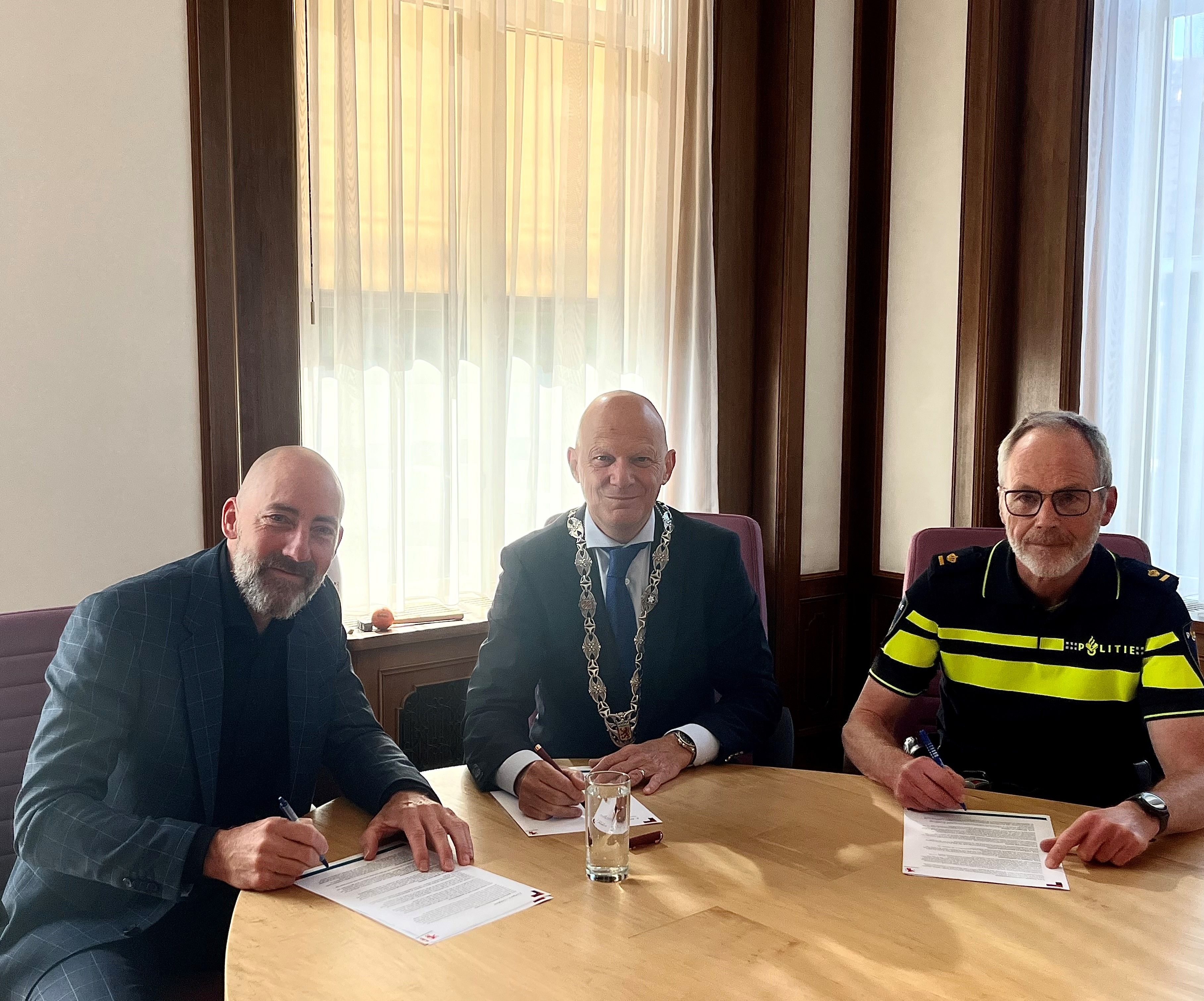 Van_links_naar_rechts._Danny_van_Haaften_unitleider_Toezicht_Handhaving_-_Burgemeester_Bert_Wijbenga_-_Perry_Roef_teamchef_politie_Vlaardingen.jpg