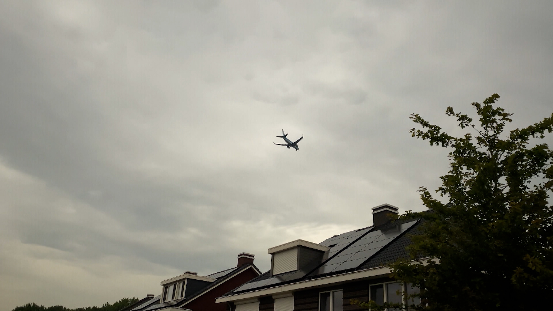 vliegtuiig_boven_woningen.jpg