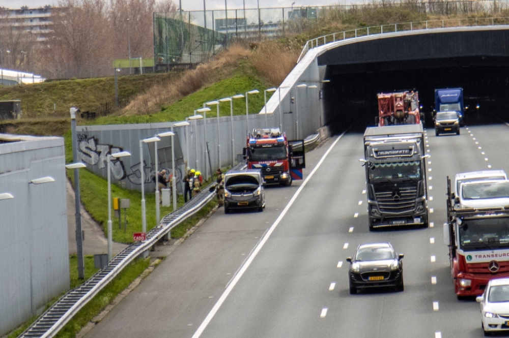 Rook onder de motorkap van bestelbus, midden in de Ketheltunnel