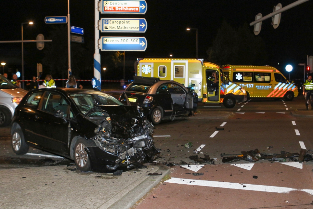 Verkeersruzie, achtervolging en door rood rijden vermoedelijke oorzaak frontale aanrijding met meerdere gewonden