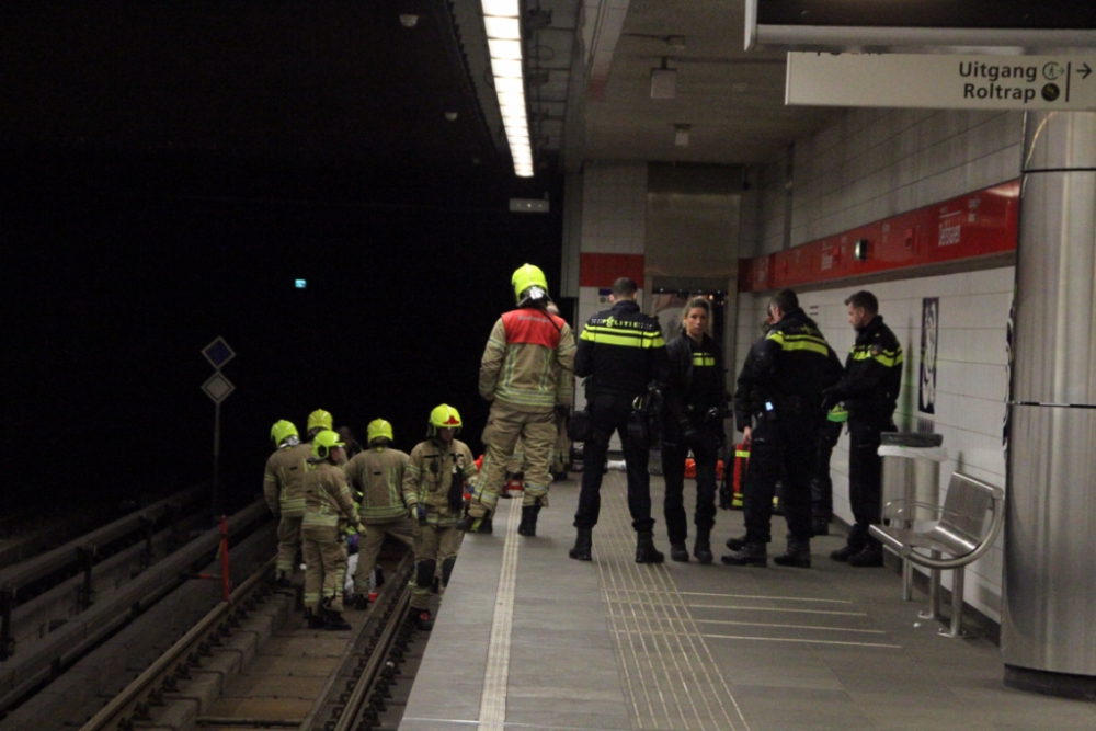 Man valt met scootmobiel op metrospoor