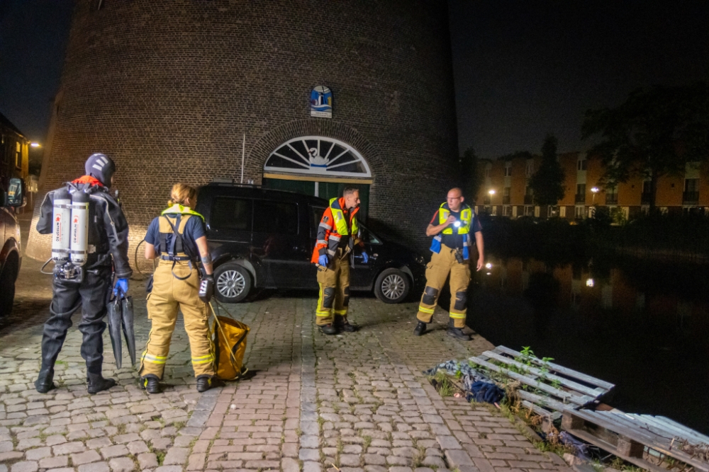Man laat midden in de nacht spullen achter langs de waterkant, hulpdiensten rukken uit