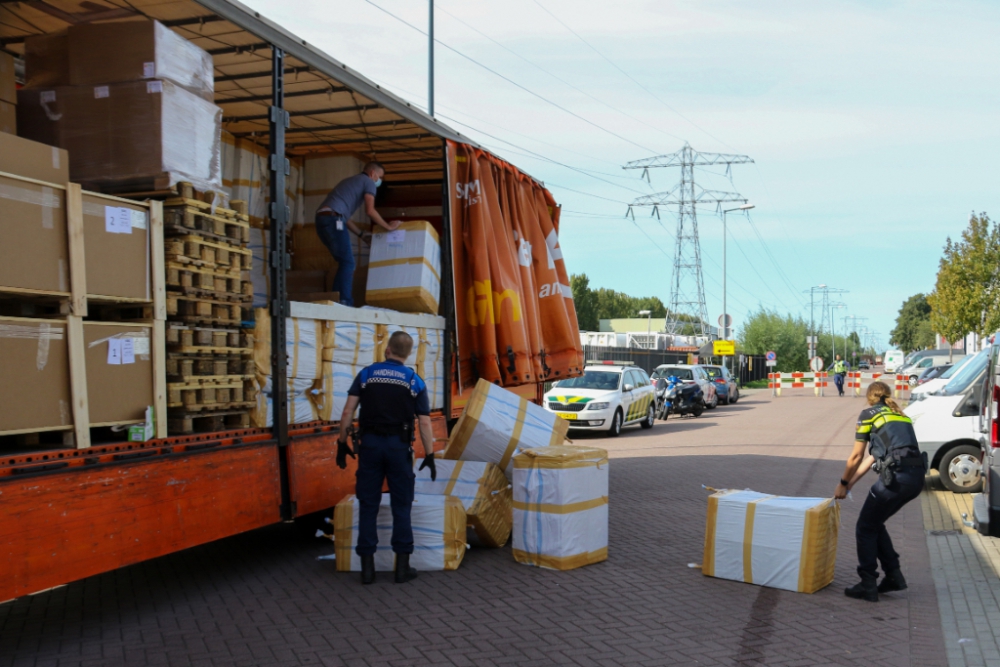 Enorme partij namaak merkkleding en gestolen busjes onderschept in Schiedam