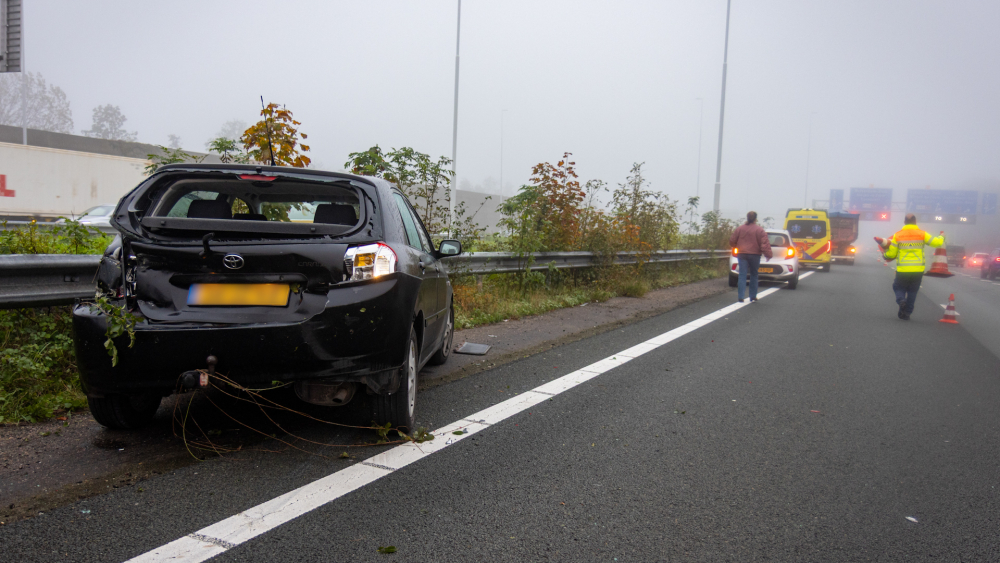 Auto eindigt in vangrail na botsing met vrachtwagen op A4