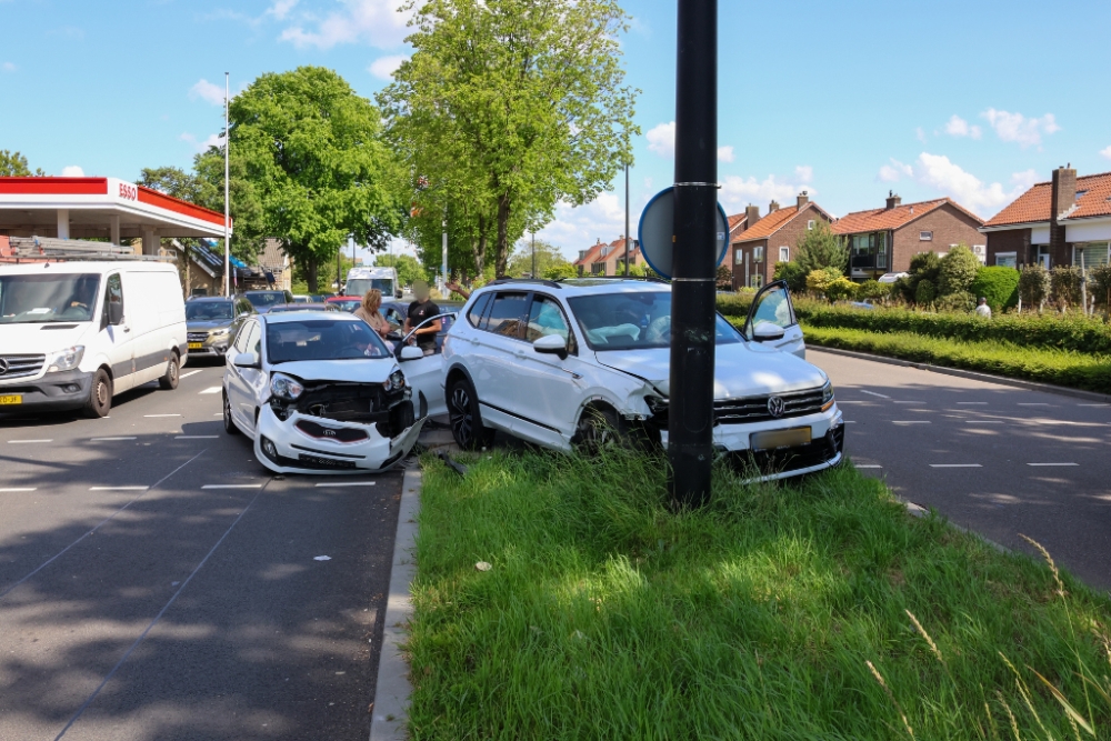 Auto schiet tegen lantaarnpaal na mogelijke voorrangsfout op Westlandseweg