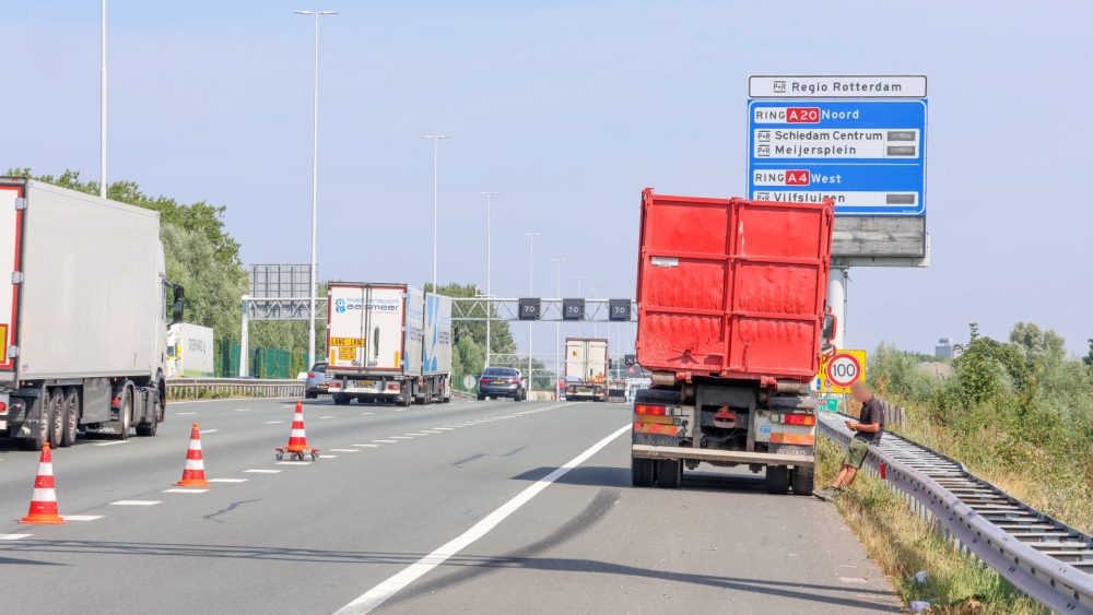 Motor van vrachtwagen slaat op hol: 'niets meer te zien' door rookontwikkeling op A20