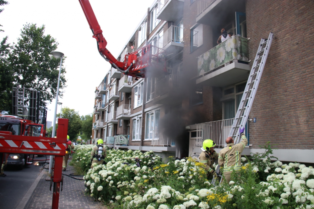 Brandweer redt tien personen bij woningbrand