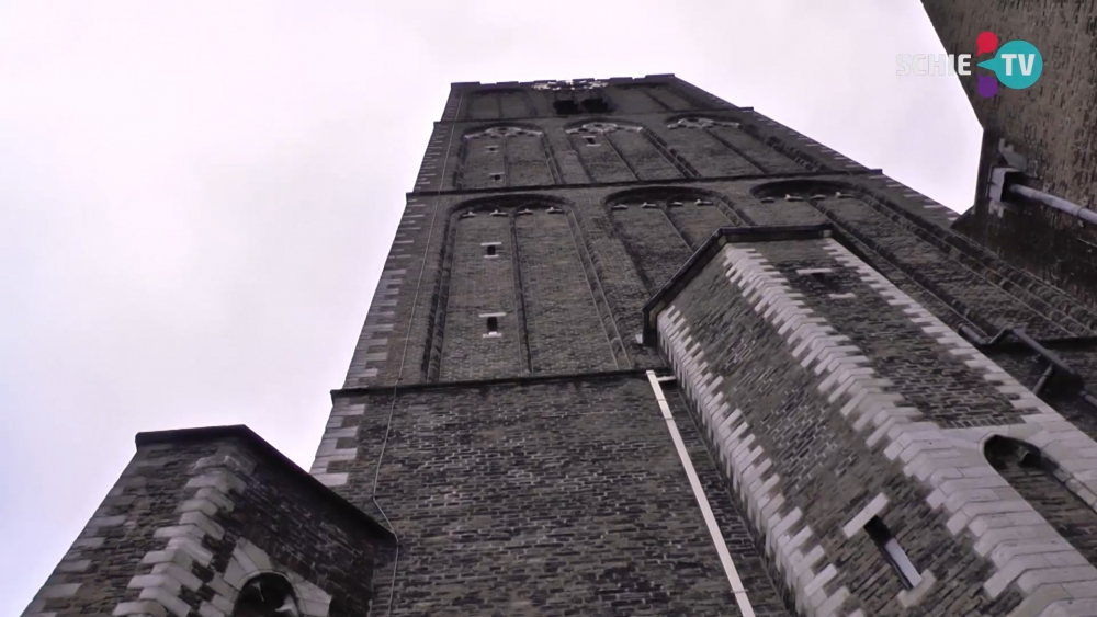 De beklimming van de toren  van de Grote Kerk tijdens Kaarsjesavond