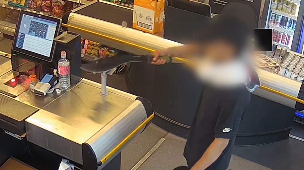 Beelden van overvaller die met machete Coop in Schiedam-West binnenloopt