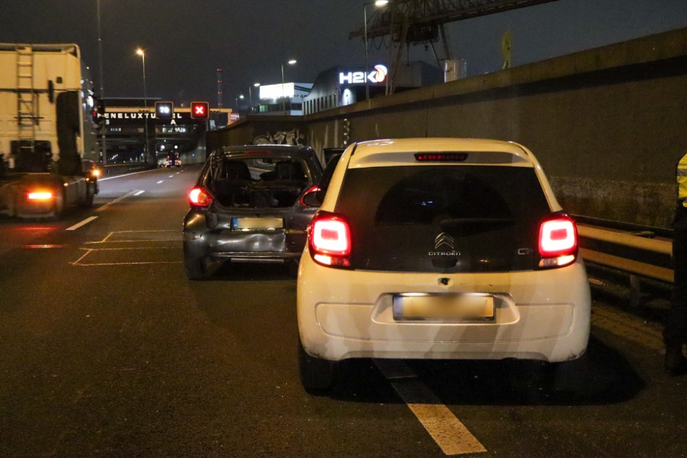 Twee auto&#039;s botsen voor de Beneluxtunnel