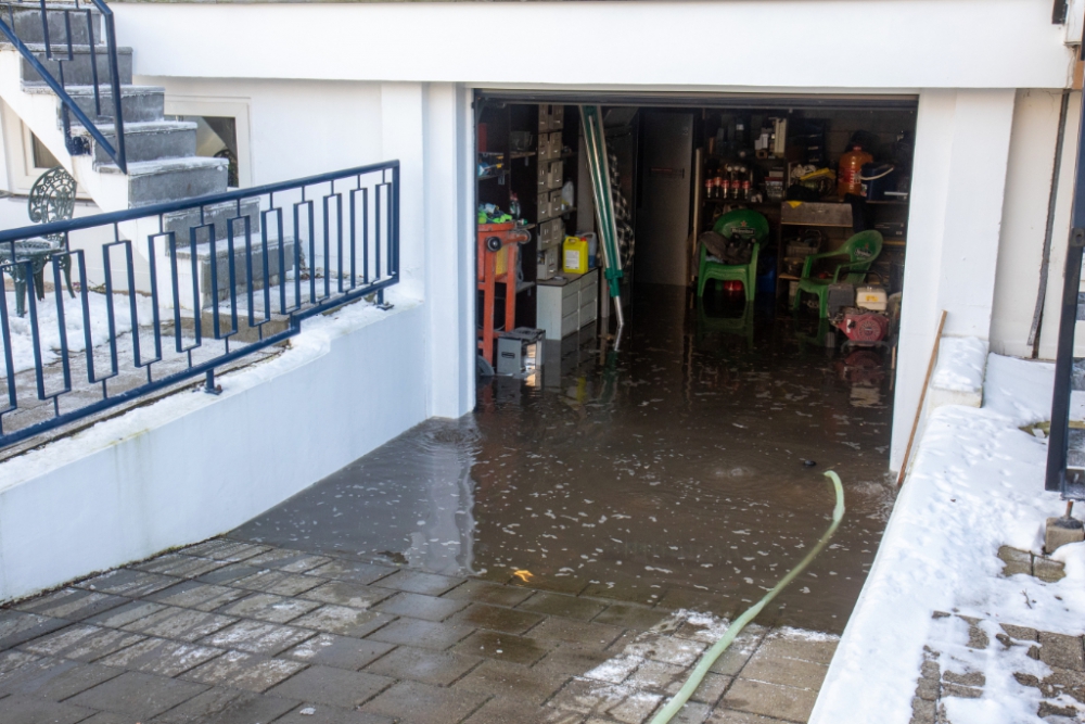 Grote waterlekkage op de Zwaluwlaan: kelders van meerdere woningen onder water