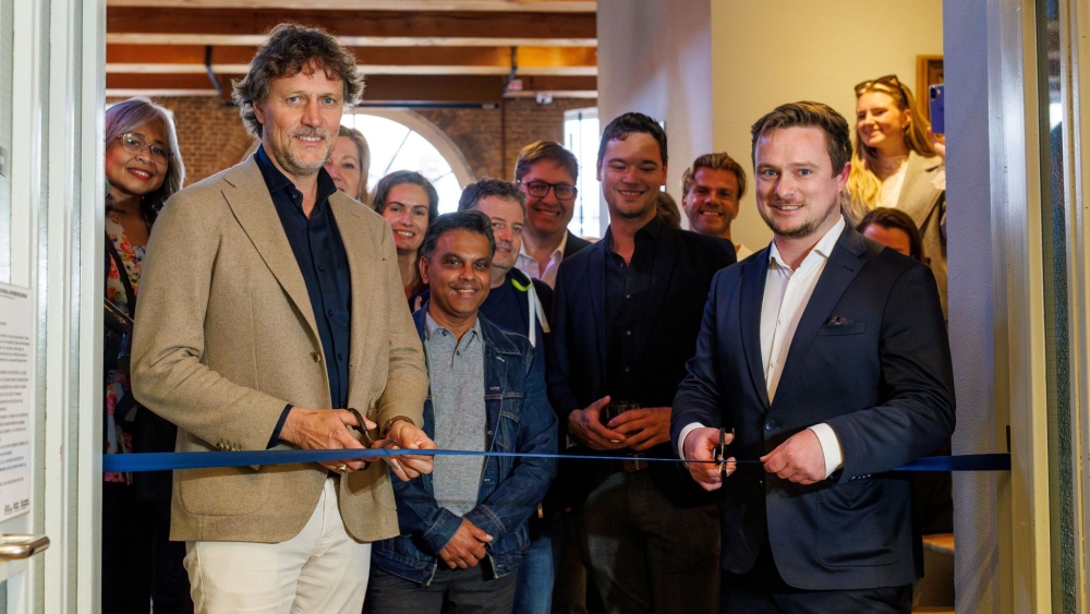 Opening Nolet-tour in het Jenevermuseum door links Bob Nolet, elfde generatie van de familie, en rechts directeur Arij Groenewegen van het Nationaal Jenevermuseum Schiedam