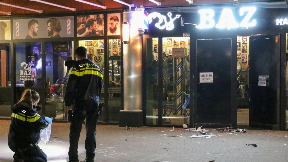 Door explosie getroffen kapperszaak gesloten door de burgemeester