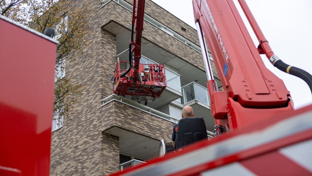Pannetje op het vuur, maar niemand thuis: brandweer breekt in met hoogwerker