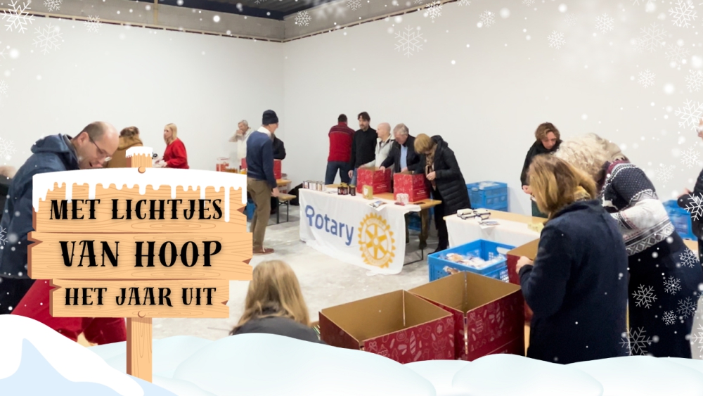 Met lichtjes van hoop het jaar uit: Rotaryclub Schiedam pakt kerstpakketten in