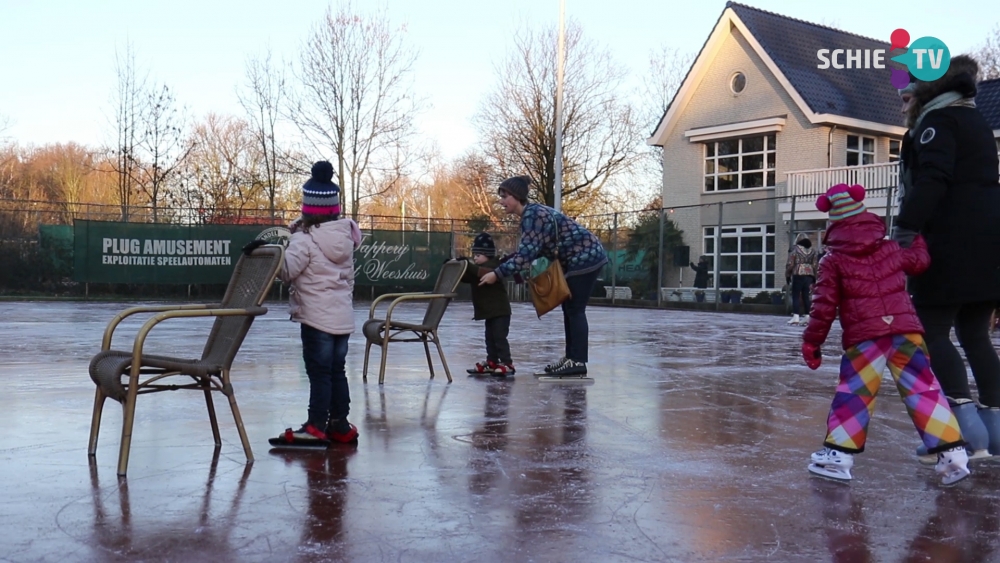 Eerste schaatspret op natuurijs in Schiedam