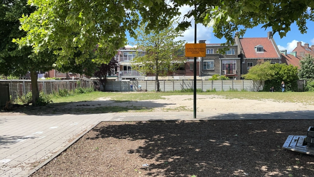 Braakliggende terrein waar de gymzaal moet komen