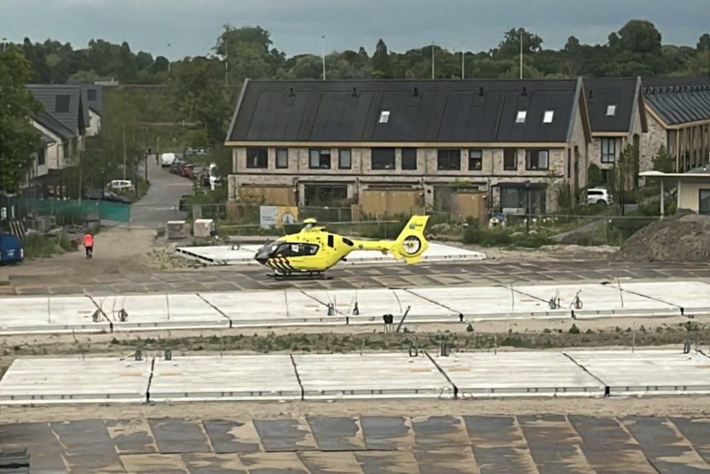 Traumahelikopter landt tussen de nieuwbouwwoningen op Vijfsluizen