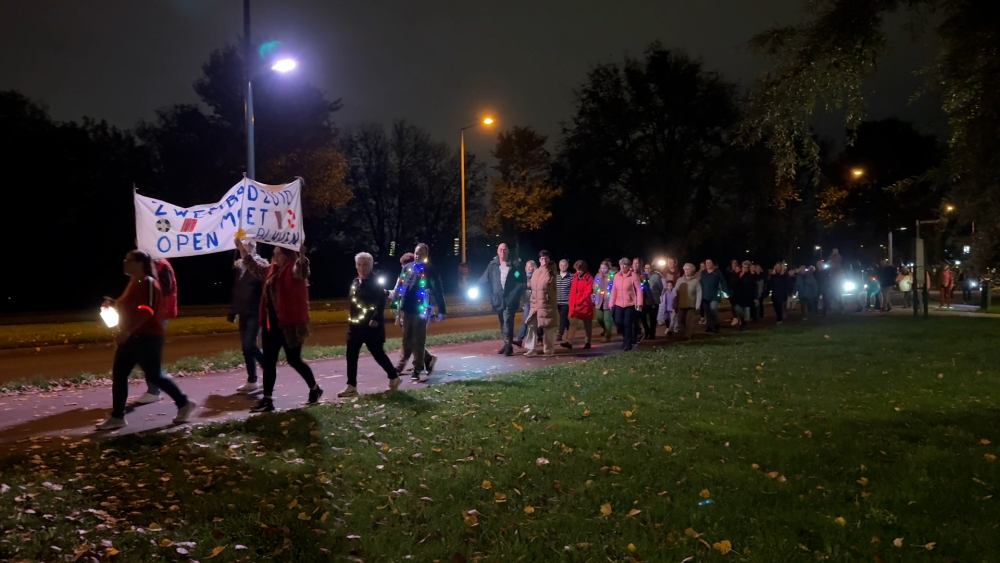 Spandoeken en gezang bij protestmars om Zwembad Zuid te behouden