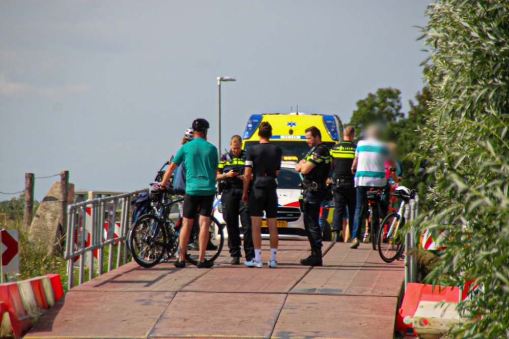 Vrouw lichtgewond na val in polder