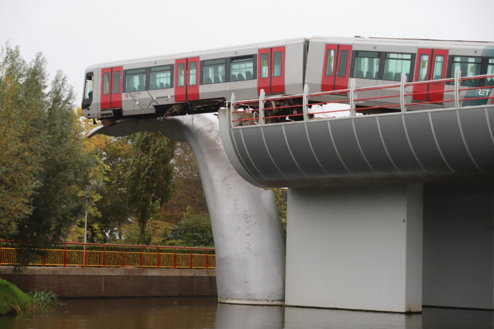 Bizar ongeval met metro: kunstwerk redt bestuurder