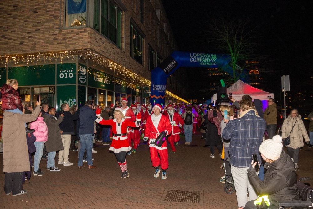 Santa Fun Run gelopen door meer dan 200 kerstmannen: “Je zag alleen maar blije gezichten”