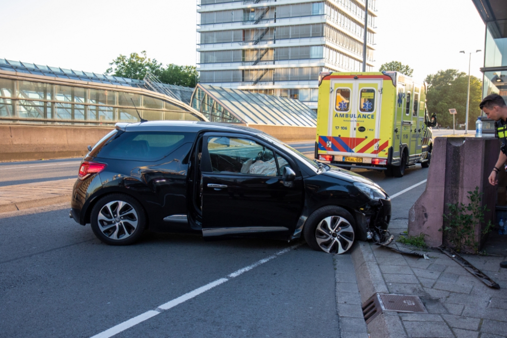 Auto botst tegen muurtje door laagstaande zon