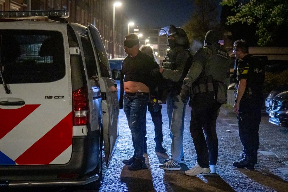 Arrestatieteam van politie houdt man aan in Westwijk