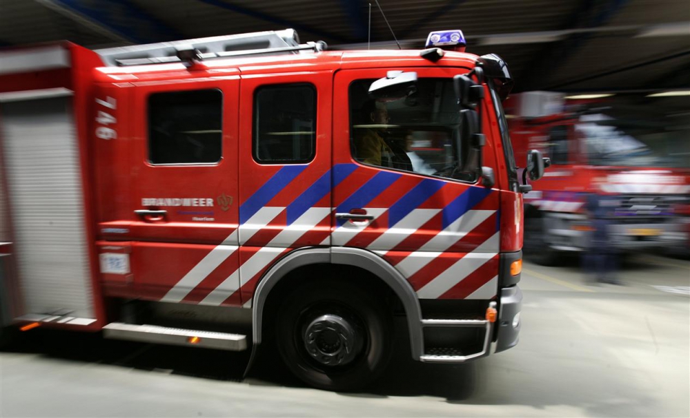 Buren bellen brandweer voor behangafstomer