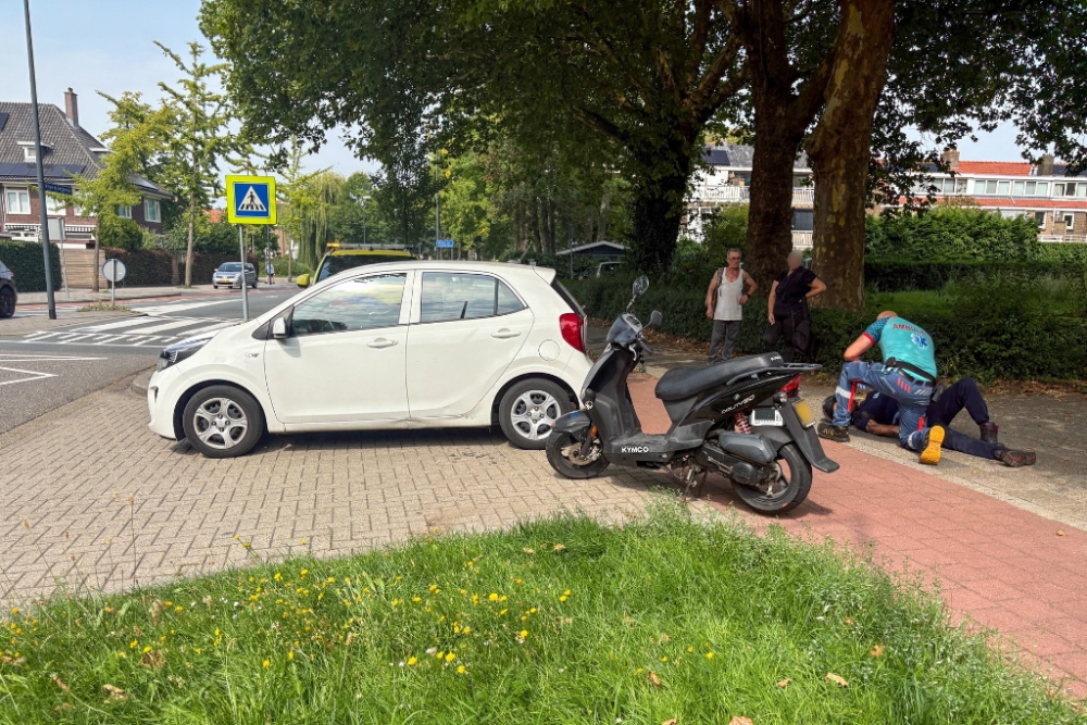 Auto en scooter komen met elkaar in aanrijding op Schiedamse Willem de Zwijgerlaan
