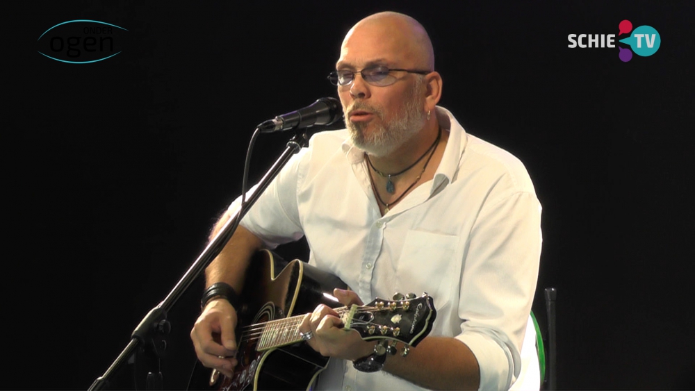 Live optreden Rob Hendrikse met het nummer A Light In The Dark