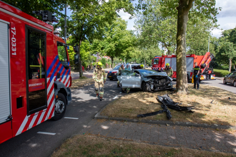 Man botst met auto frontaal tegen boom in West