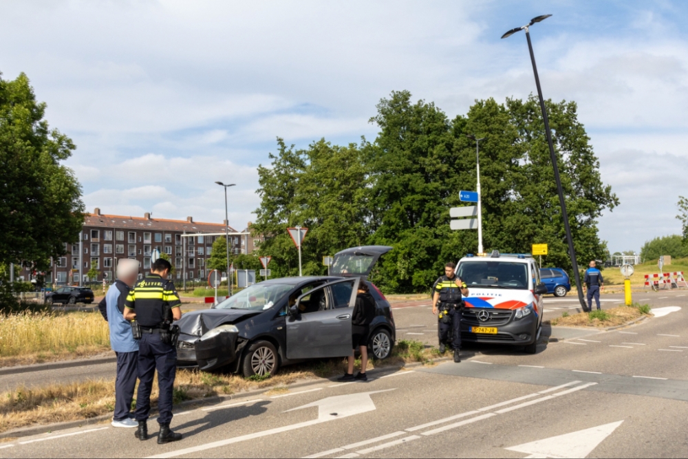 Vrouw schrikt, geeft gas in plaats van te remmen en komt tegen lantaarnpaal terecht