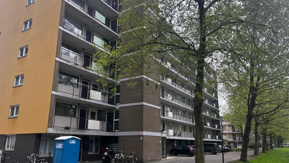 Gemeente grijpt in: acht volle jerrycans met benzine in kelderbox van flat gevonden