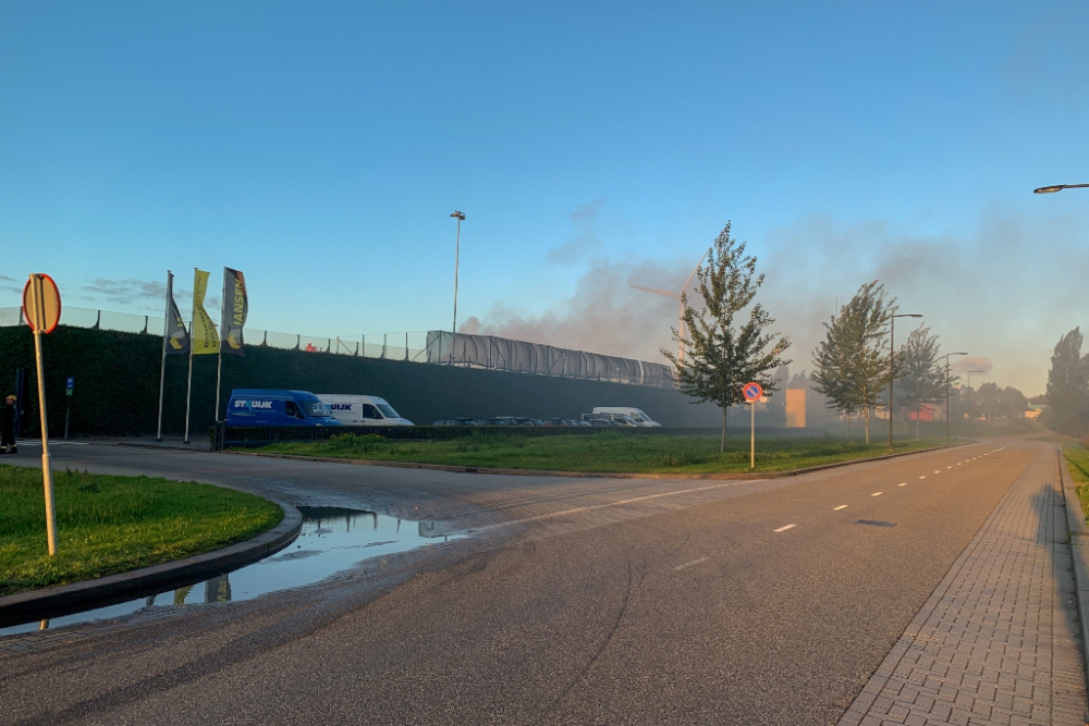 Grote rookwolken bij brand in Russische onderzeeër in de Koggehaven Vlaardingen