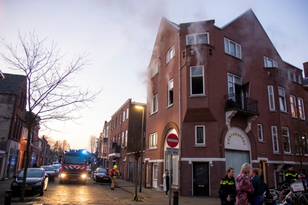 Brandweer redt kat uit brandende woning in Schiedam West