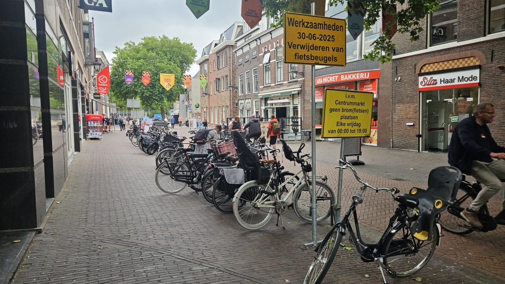 Fietsbeugels in Schiedam worden verwijderd: 'Staan in de weg voor de markt'