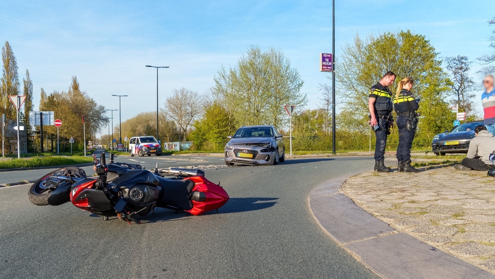 Motorrijder onderuit na aanrijding met personenauto op Marathonweg