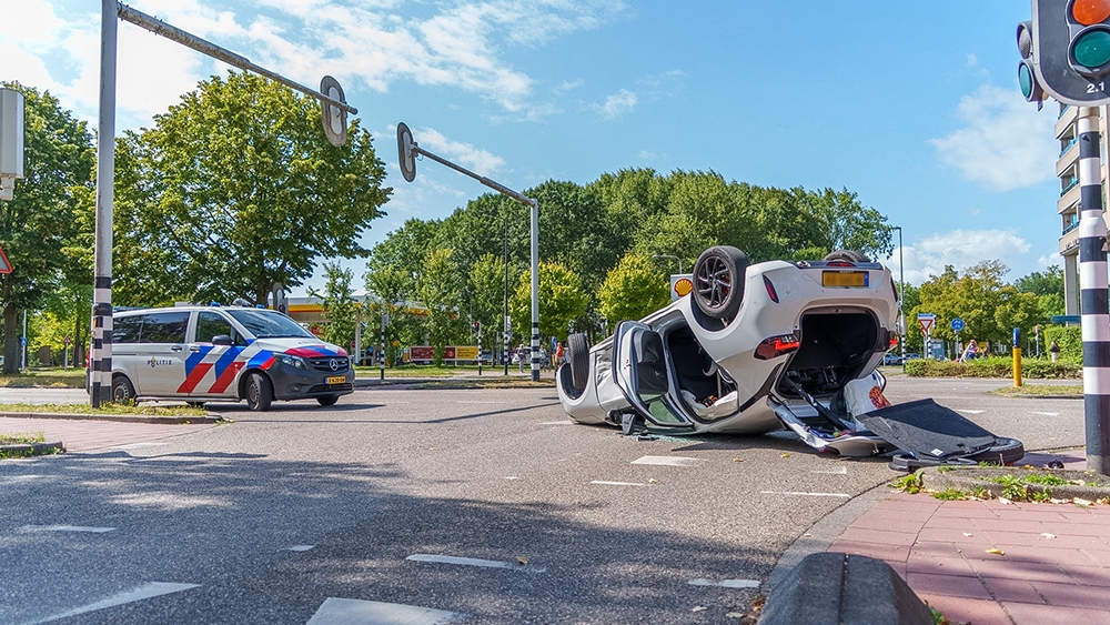 Auto in Vlaardingen op z'n kop door aanrijding met andere wagen