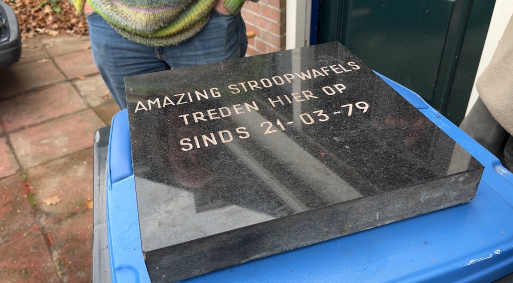 Teruggevonden tegel van The Amazing Stroopwafels krijgt plek in Museum RockArt: ‘Prima plek’