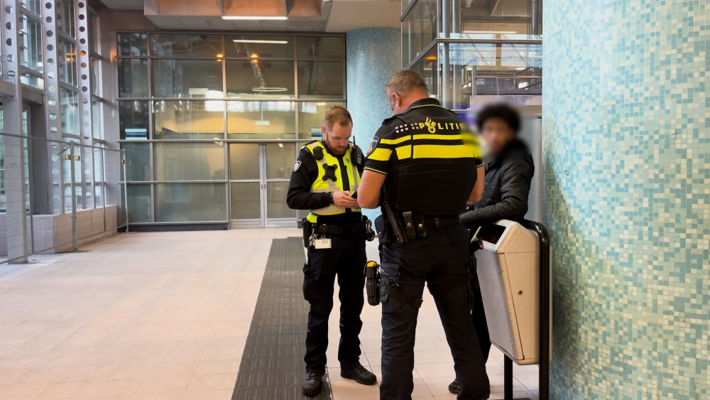 Politie en toezichthouder van NS spreken iemand aan op zijn gedrag