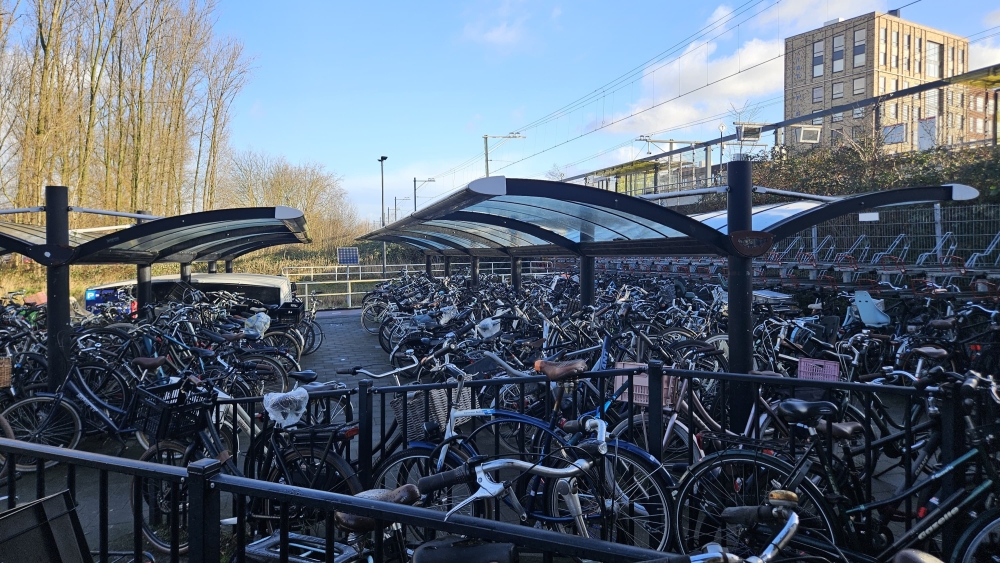 Fietsenstalling Vlaardingen Oost moet dubbel zo groot worden, maar dat is te duur