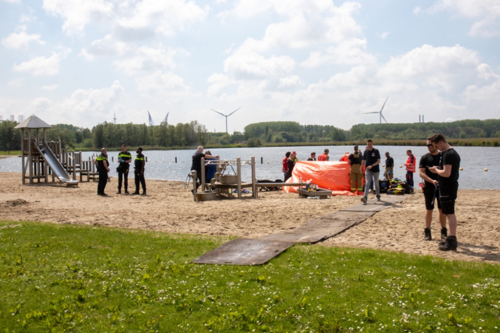 Vrouw wordt onwel op supboard op druk strand in Vlaardingen