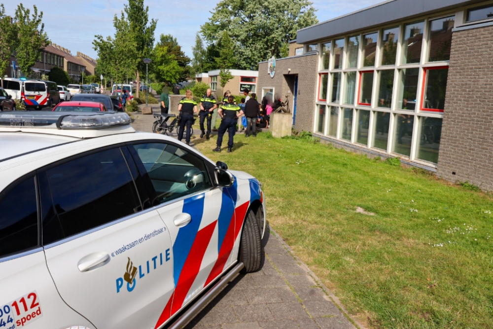 Jongen rent de straat op om bal te pakken en wordt aangereden