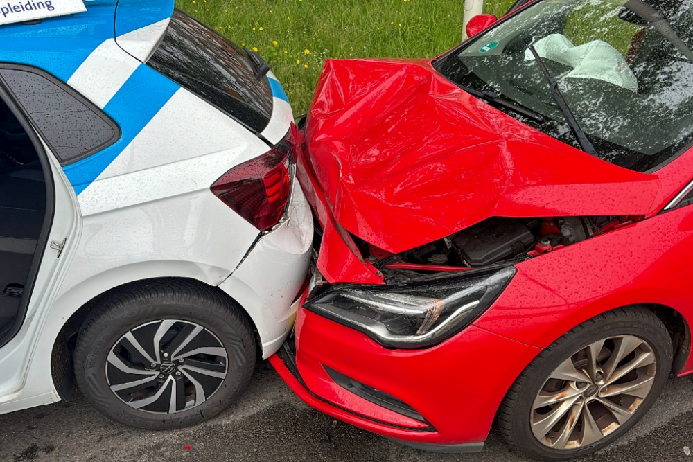 Auto’s botsen op de grens van Schiedam en Rotterdam