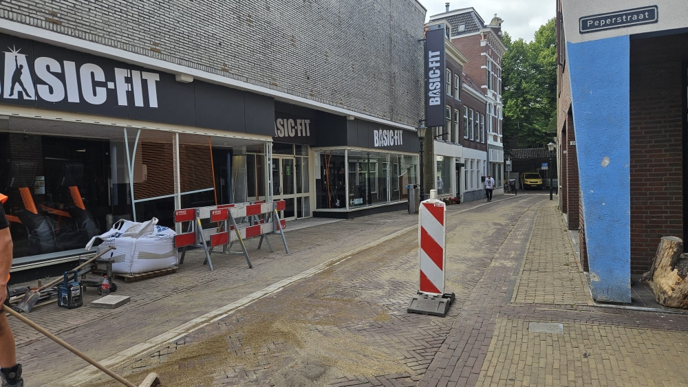 De blindegeleidelijn op de Hoogstraat in Vlaardingen