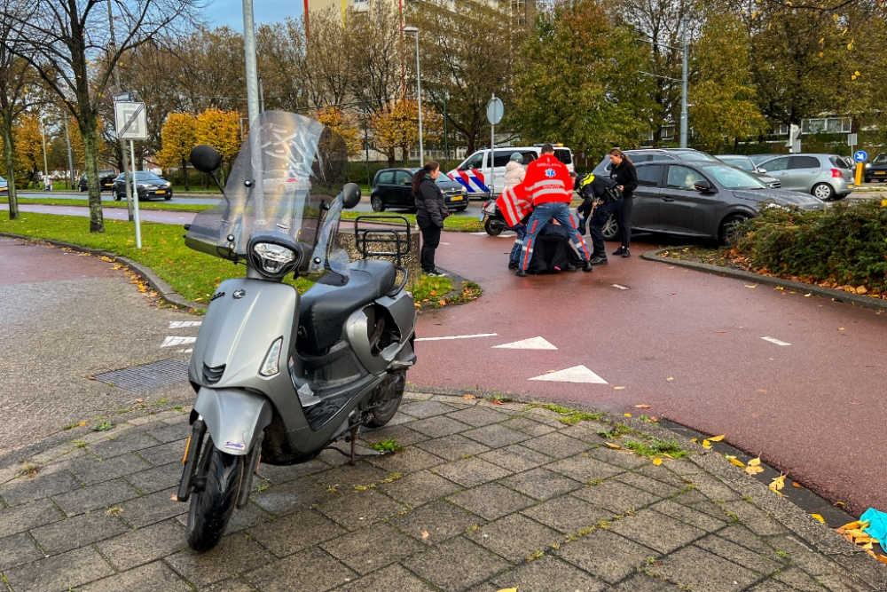 Scooterrijdster raakt gewond bij uitwijkactie voor fietser, fietser rijdt door