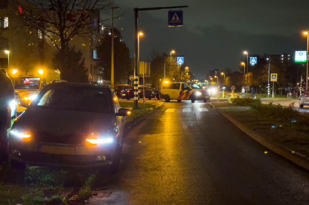 Voetganger op donker zebrapad aangereden door auto