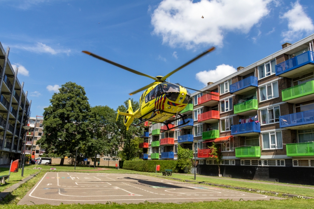 Traumahelikopter landt tussen Schiedamse flats Schuttersveld